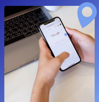 main qui tient un smartphone avec google ouvert